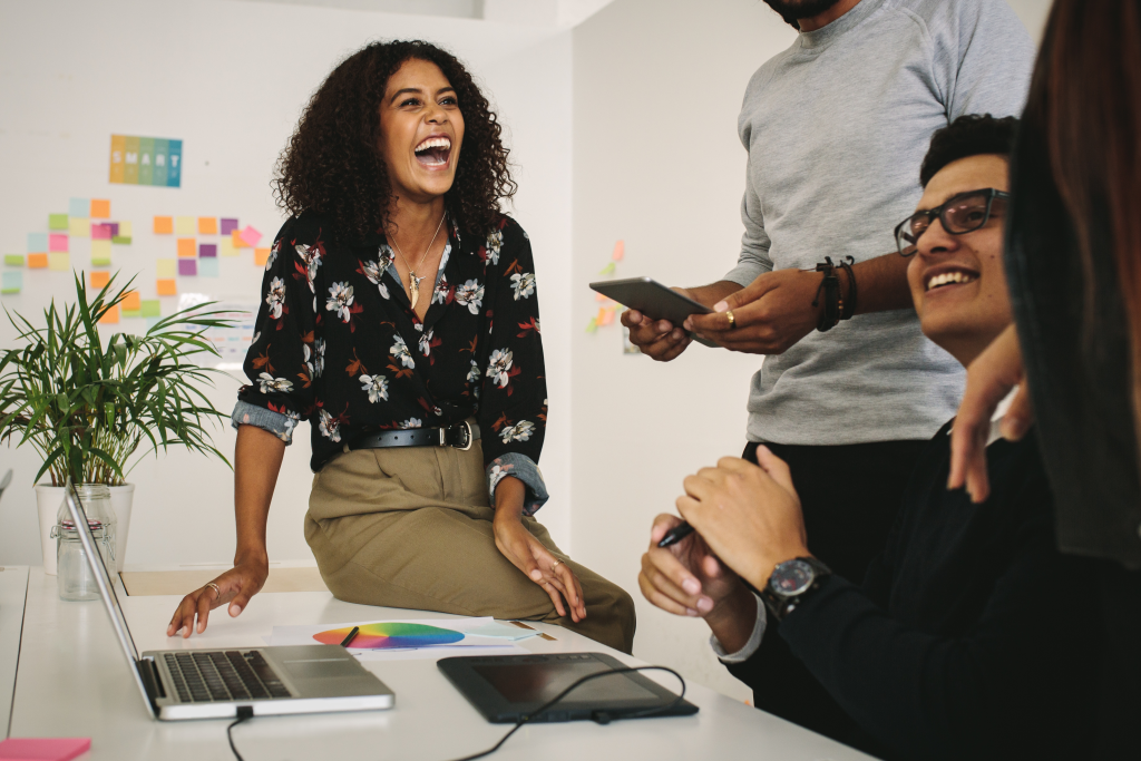 Collègues discutant de la stratégie d'optimisation sur Google My Business